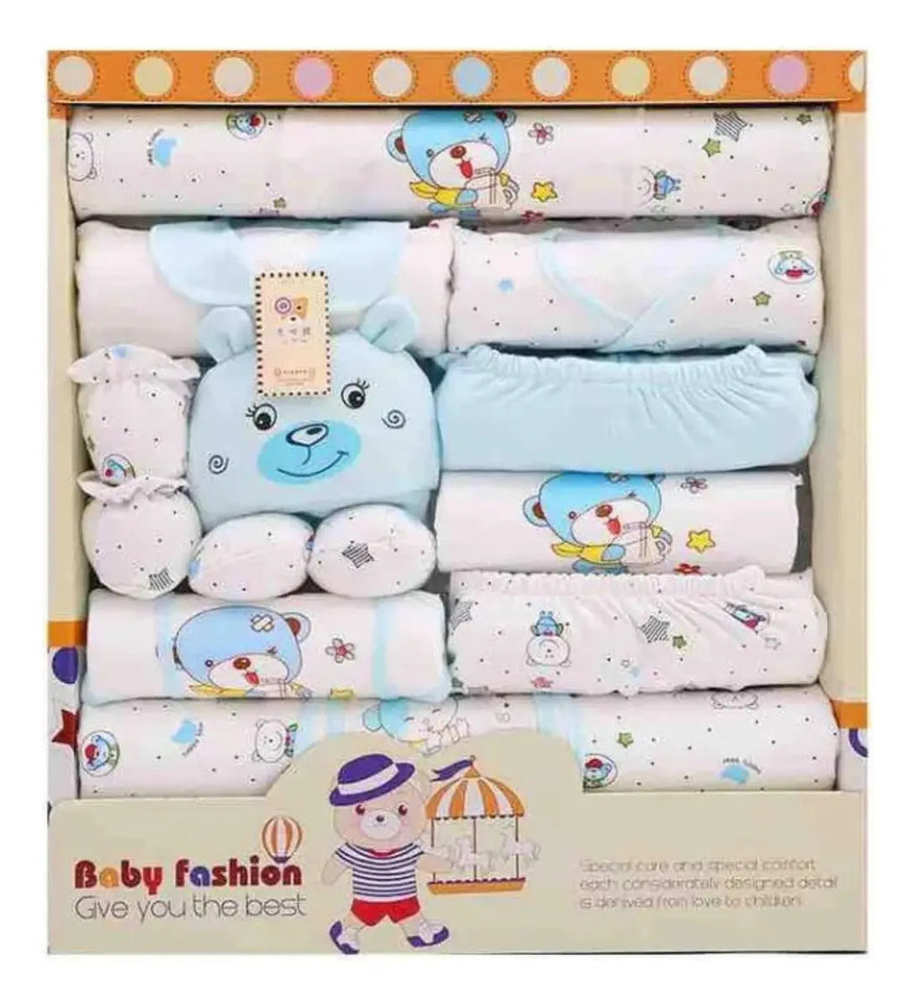 Ajuar de bebé celeste con prendas, textiles y peluche