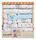 Ajuar de bebé celeste con prendas, textiles y peluche