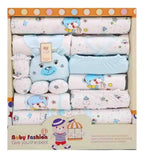 Ajuar de bebé celeste con prendas, textiles y peluche