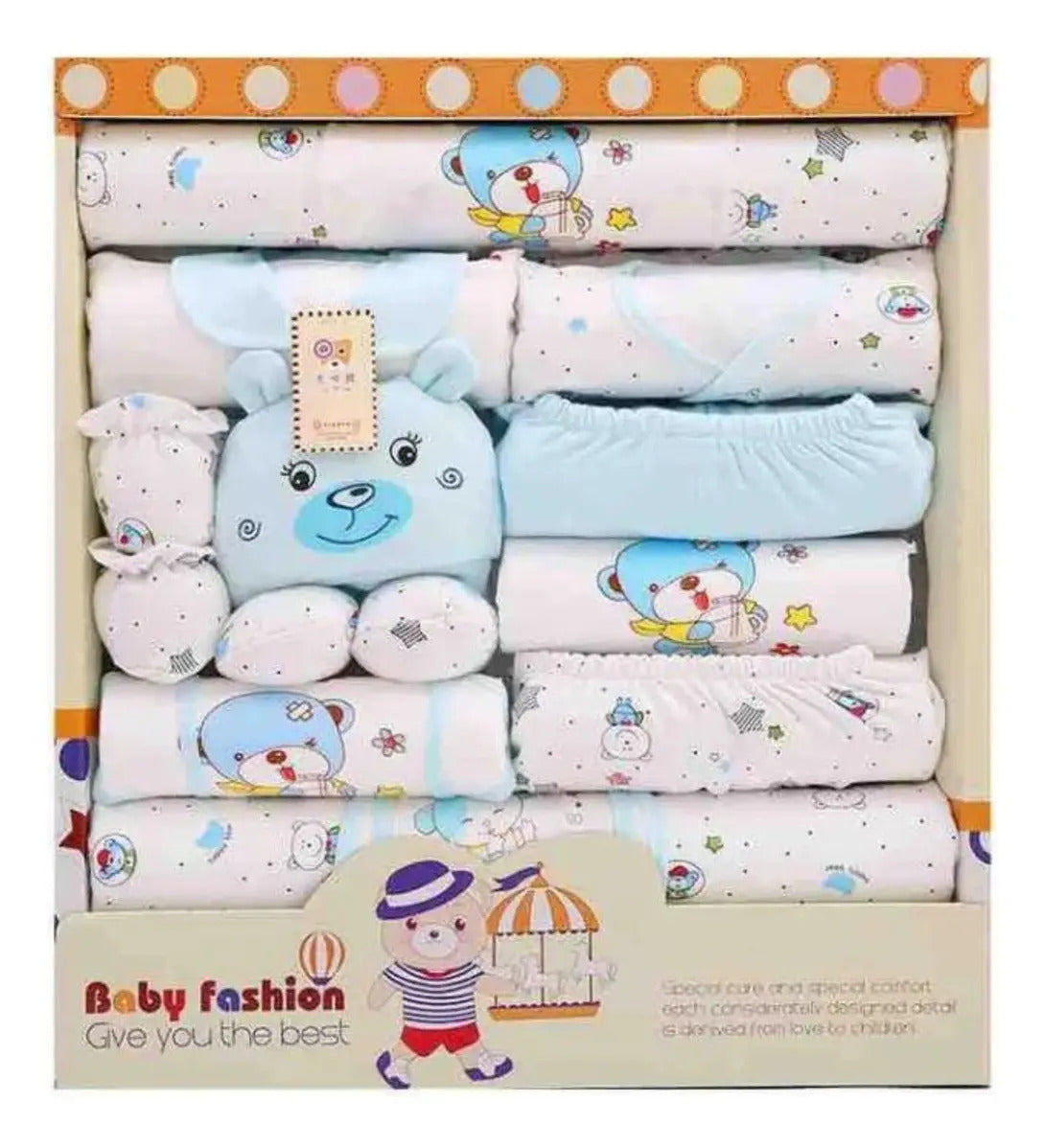 Ajuar de bebé celeste con prendas, textiles y peluche