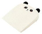 Cojín tipo cuña blanco con diseño de panda