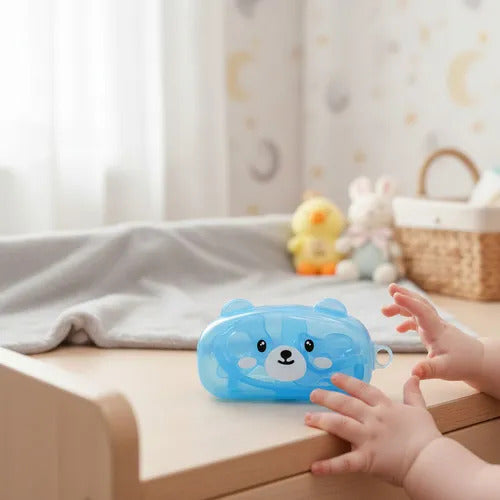 Detalle del set de chupetes con caja de osito azul