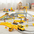 Pista de construcción de juguete con vehículos y accesorios